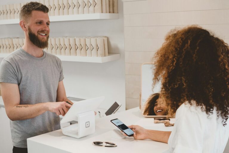 Pessoa usando cartão e notebook para estudar crédito consciente e organização financeira