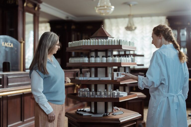 Profissionais em farmácia com prateleiras de medicamentos, representando curso de atendente de farmácia.