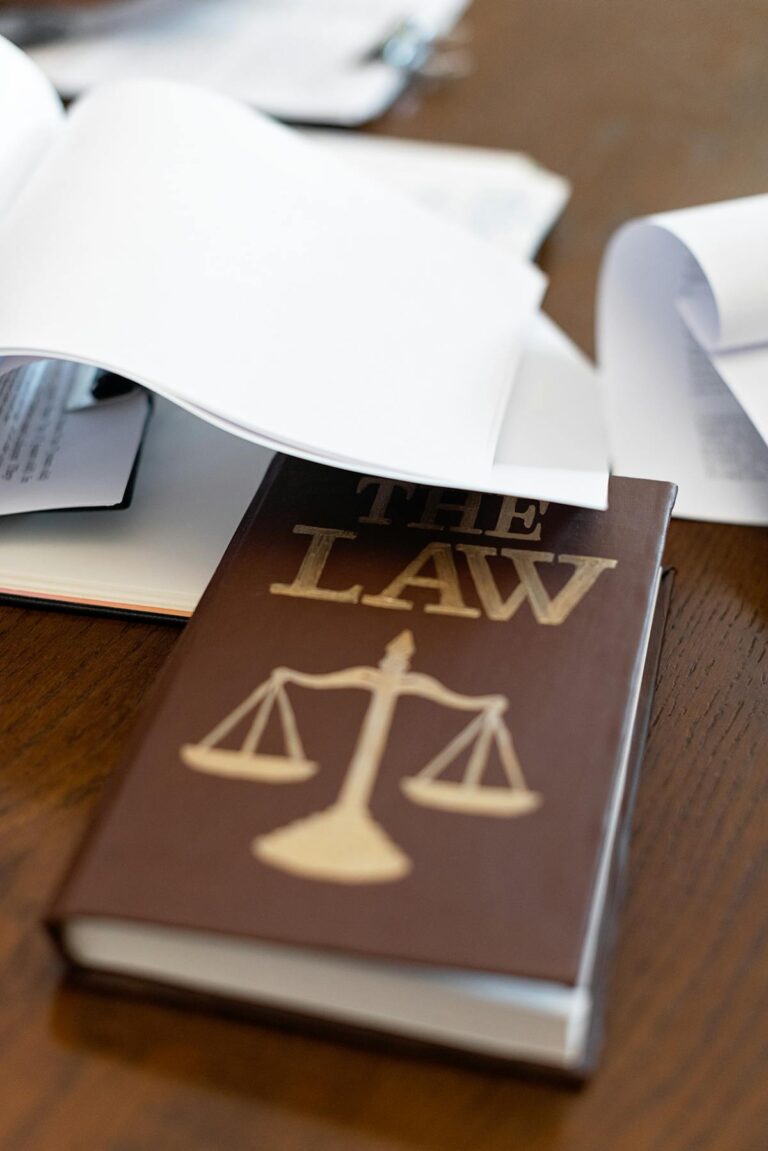 Livro de direito e documentos, representando ética no serviço público.