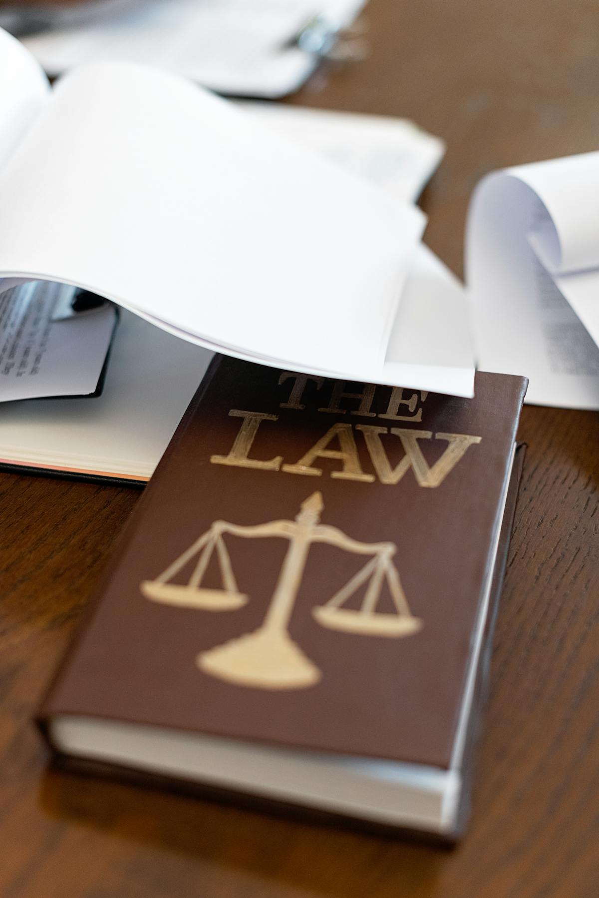 Livro de direito e documentos, representando ética no serviço público.
