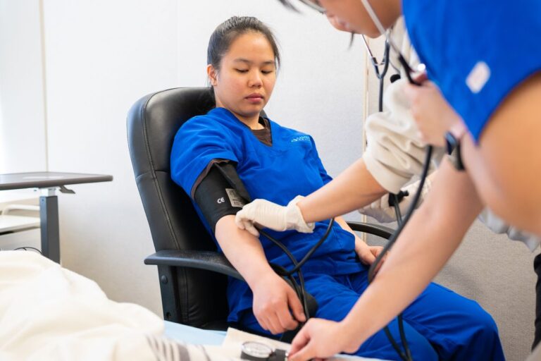 Profissional de saúde aferindo pressão arterial, representando curso de saúde ocupacional.