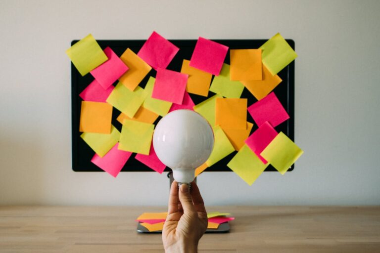 Quadro com post-its coloridos, representando criatividade e inovação em pequenos negócios.