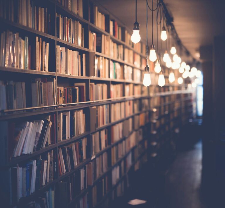 Biblioteca e livros, representando curso gratuito de italiano básico.