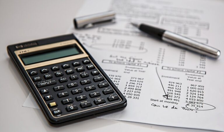 Calculadora sobre mesa, representando curso gratuito de formação de preço de venda para pequenos negócios.
