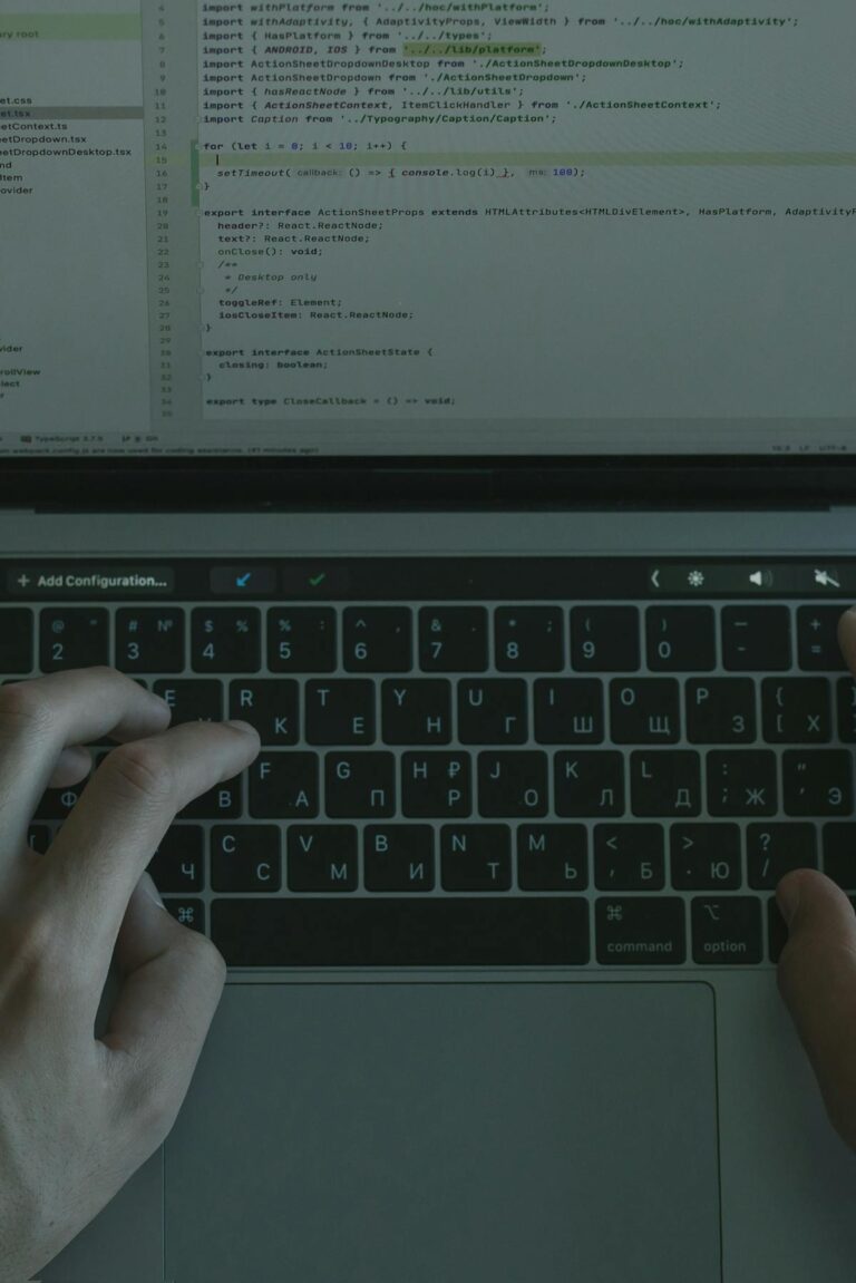 Notebook com tela de código, representando curso técnico EAD em desenvolvimento de sistemas.