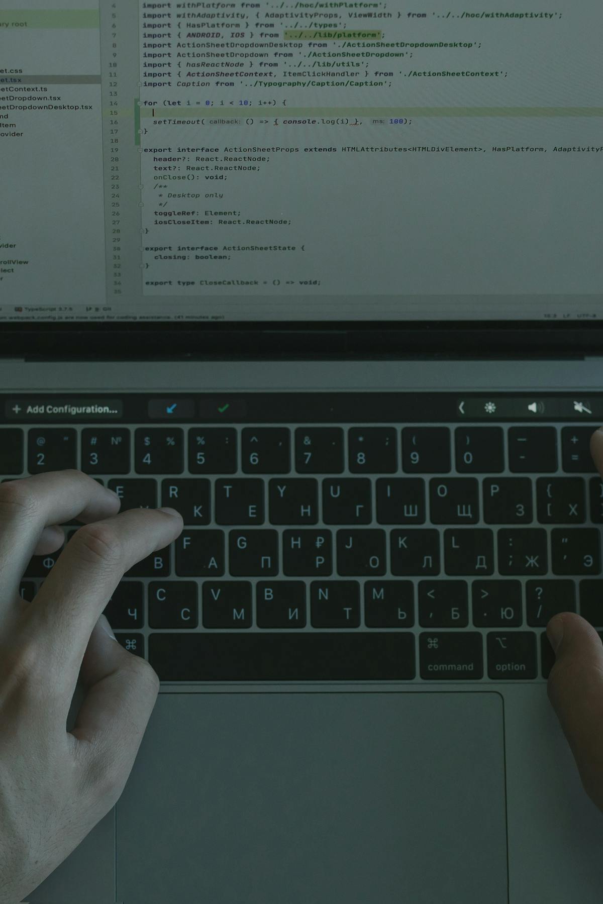 Notebook com tela de código, representando curso técnico EAD em desenvolvimento de sistemas.
