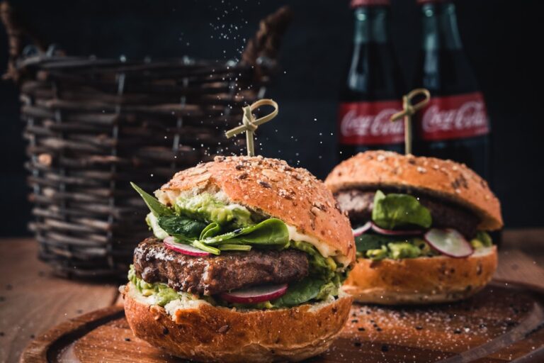 Hambúrguer e lanche preparados em chapa de lanchonete
