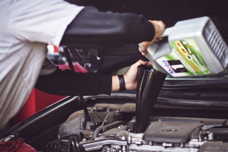Mecânico trabalhando em sistema automotivo