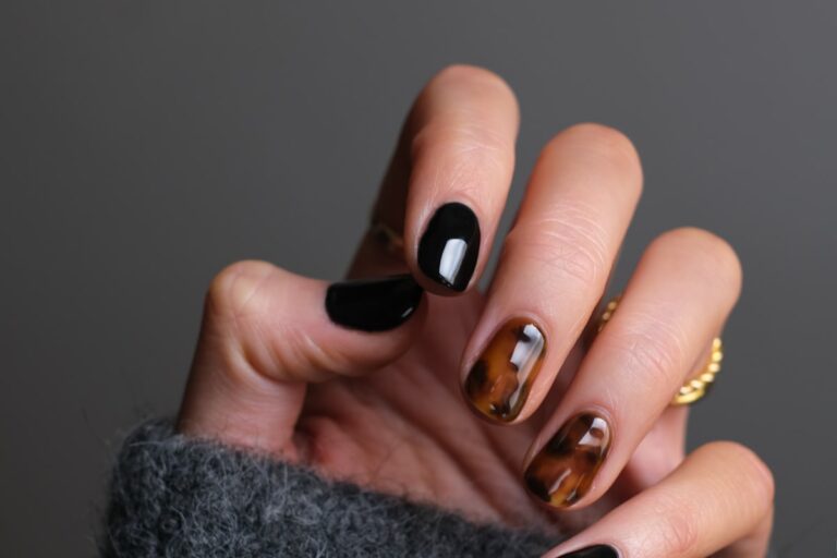 Procedimento de manicure com esmaltes e cuidado das unhas