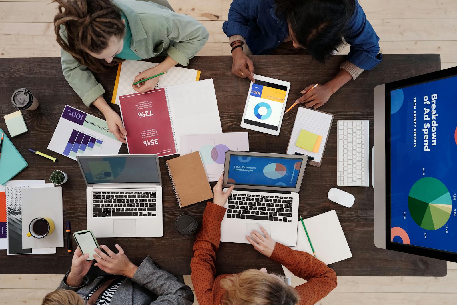 Empreendedor usando ferramentas digitais para divulgar pequeno negócio