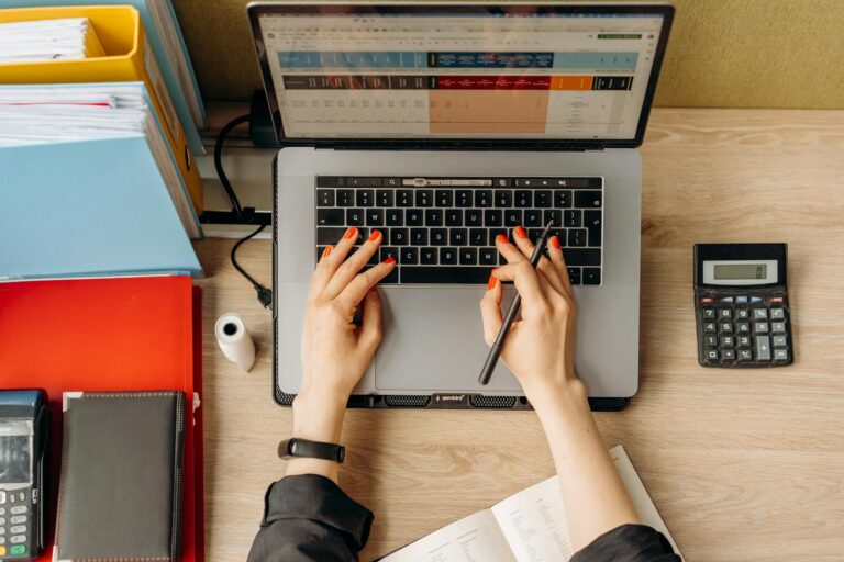 Microempreendedor organizando controle financeiro do negócio