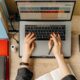 Microempreendedor organizando controle financeiro do negócio