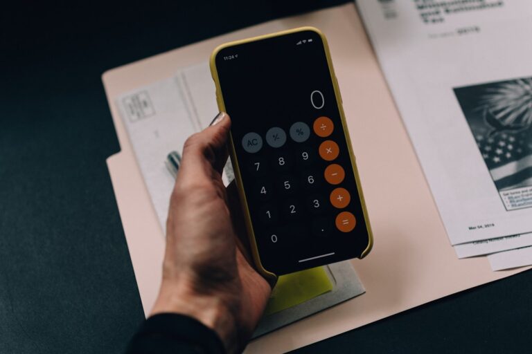 Calculadora no celular representando gestão financeira pessoal
