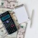 Pessoa analisando planilhas e fluxo de caixa de pequeno negócio