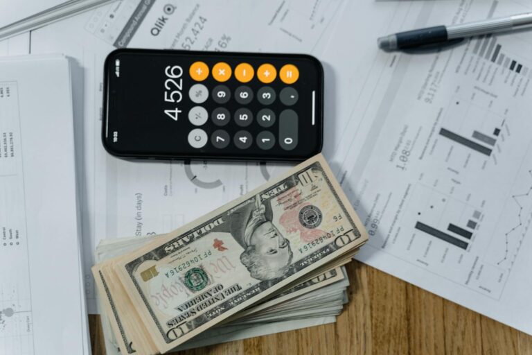 Dinheiro, calculadora e relatórios financeiros para controle de fluxo de caixa