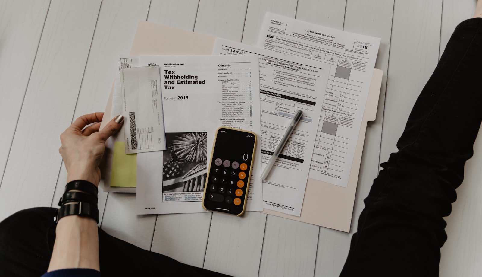 Mesa de trabalho com relatórios, calculadora e análise financeira empresarial