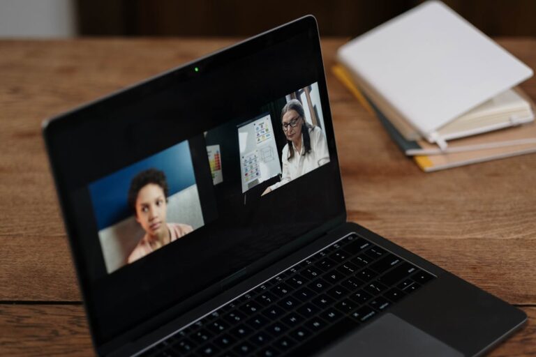 Aula online em notebook, representando graduação EAD pela Universidade Aberta do Brasil.