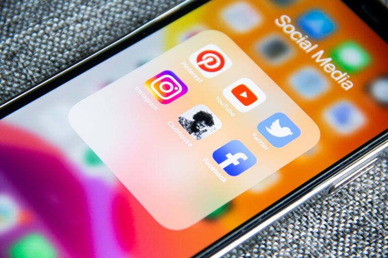 Aplicativos de redes sociais em celular representando curso de marketing digital para empresas