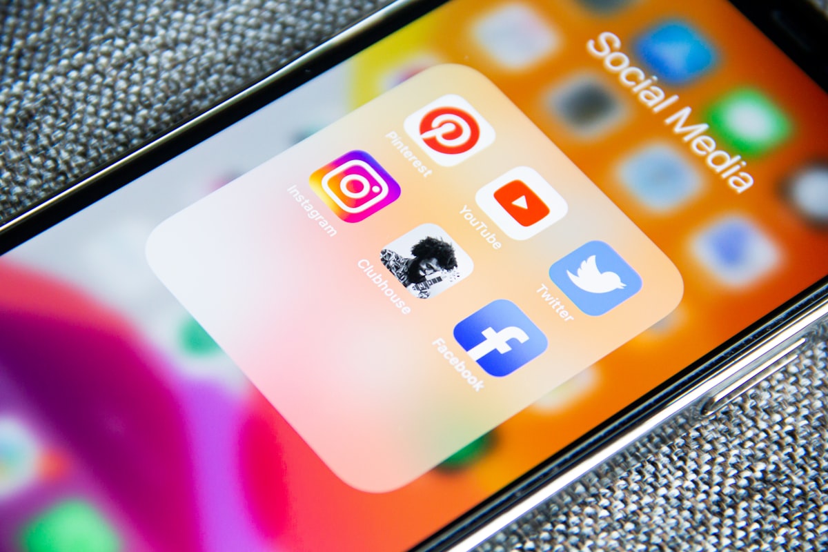 Aplicativos de redes sociais em celular representando curso de marketing digital para empresas