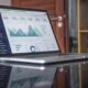 Notebook com gráficos e painel de dados representando curso gratuito de Excel