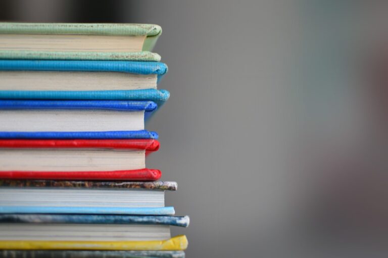Pilha de livros representando estudo de Letras e literatura