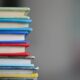 Pilha de livros representando estudo de Letras e literatura