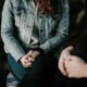 Conversa de acolhimento entre profissional e paciente em saúde mental