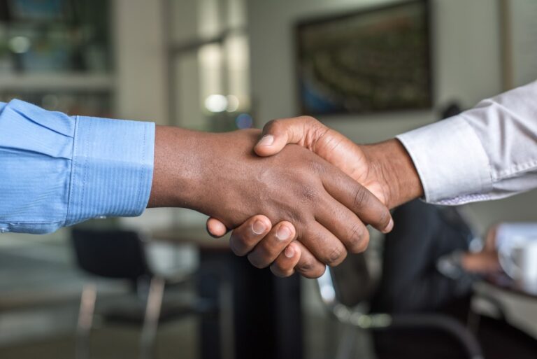 Aperto de mãos representando negociação e acordo de negócios
