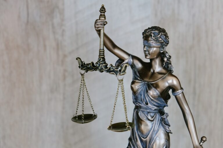 Estátua da Justiça representando estudo de Direito Constitucional