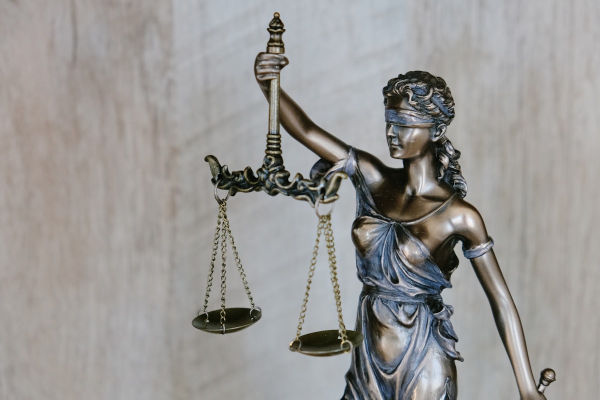 Estátua da Justiça representando estudo de Direito Constitucional