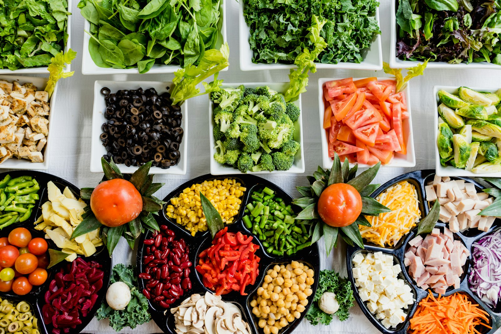 Preparo de alimentos saudáveis com vegetais frescos em cozinha