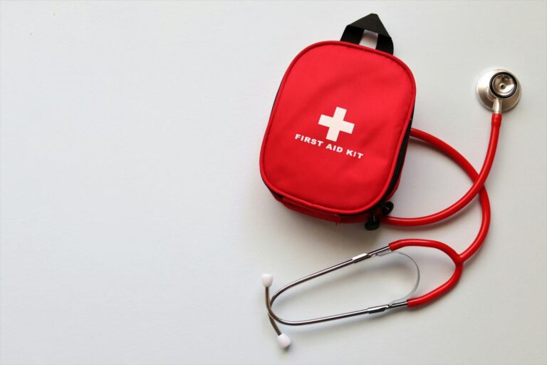 Kit de primeiros socorros com materiais de emergência e atendimento básico