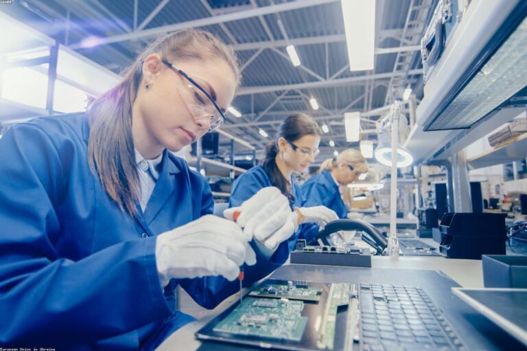 Imagem ilustrativa de SENAI oferece curso gratuito de Auxiliar de Linha de Produção para qualificação industrial