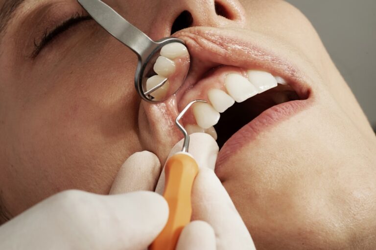 Atendimento odontológico em consultório