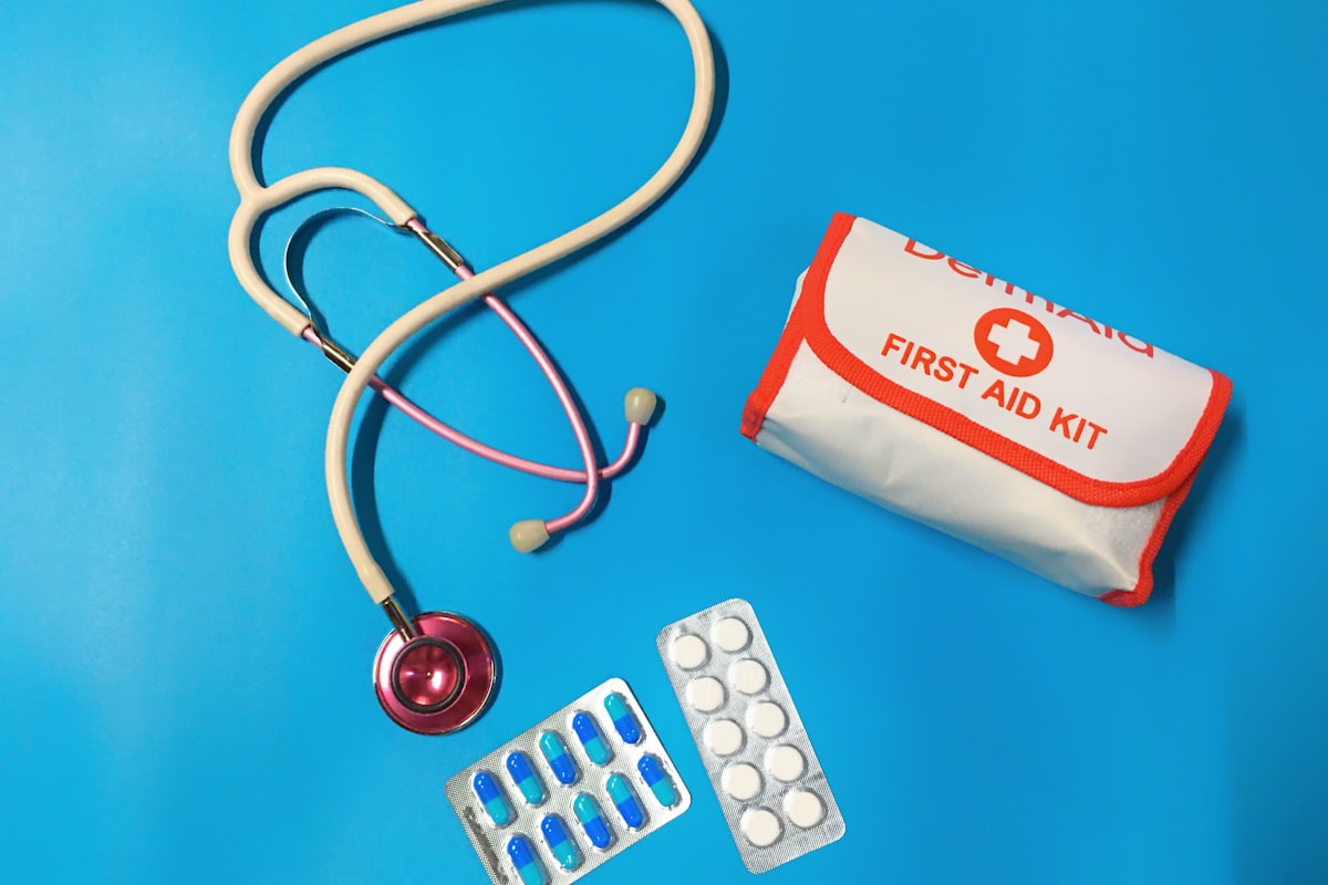 Kit de primeiros socorros e materiais básicos para prevenção de acidentes domésticos