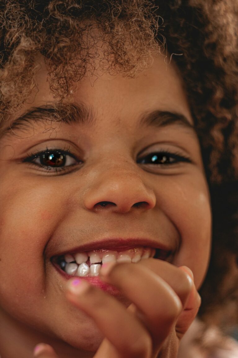 Criança escovando os dentes em rotina de saúde bucal