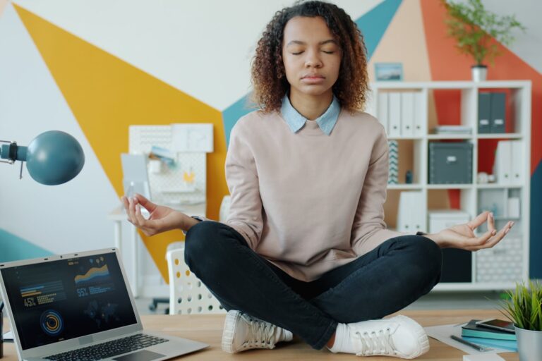 Profissional praticando pausa de bem-estar e saúde mental no ambiente de trabalho